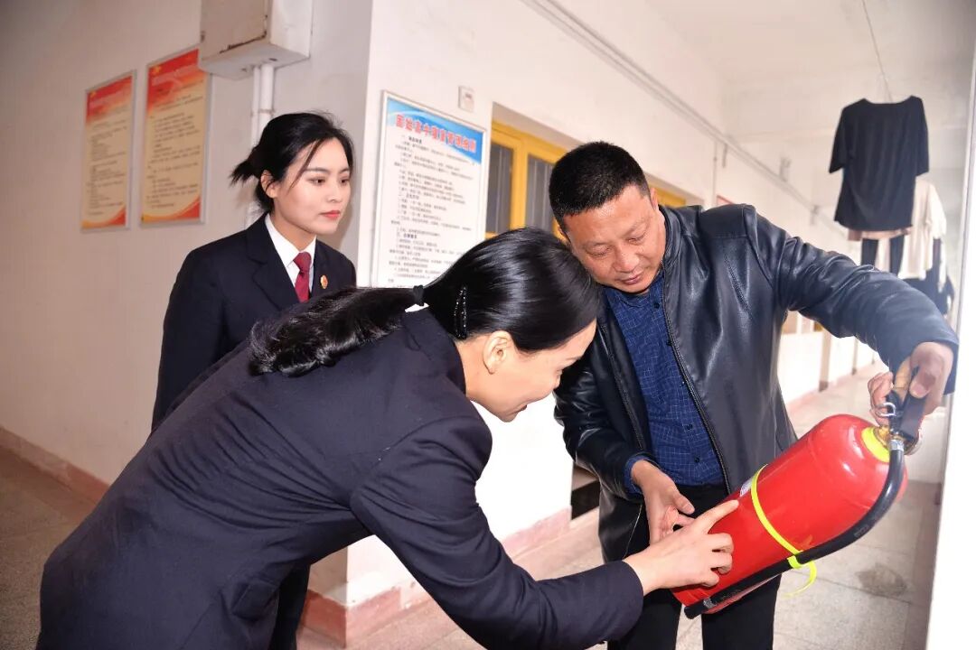 1.校园来了法治副校长.jpg