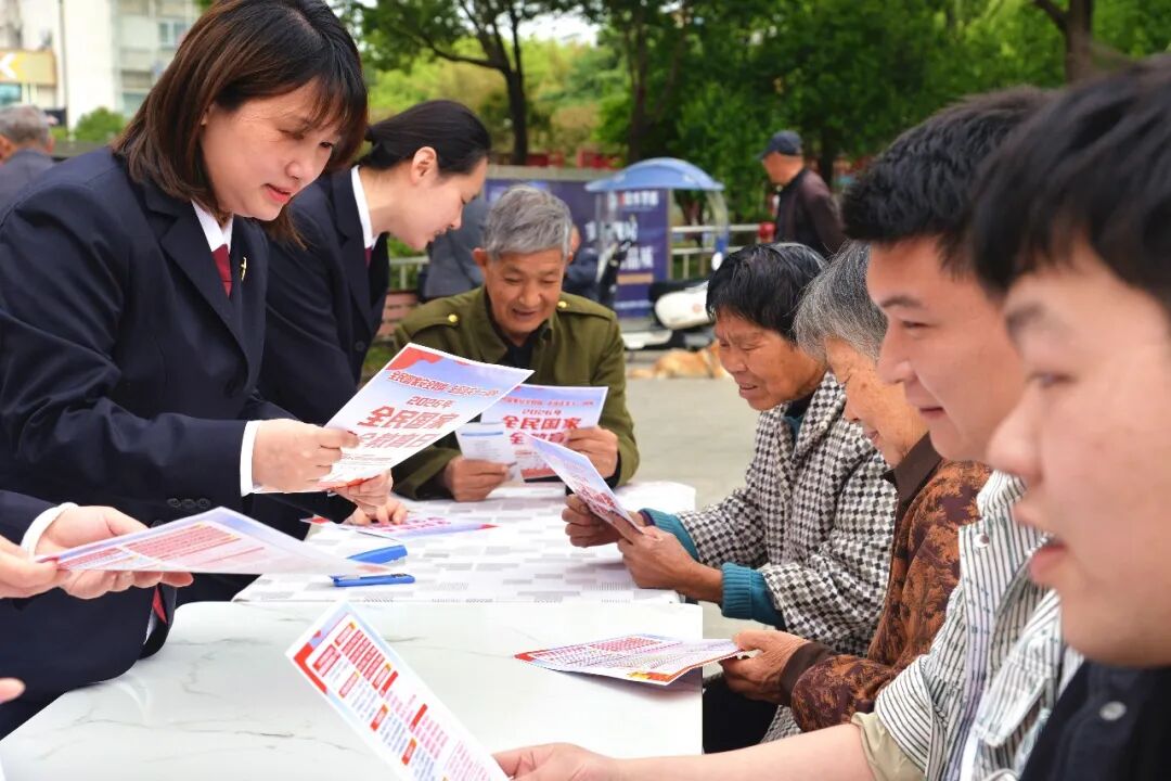 8.筑牢法治防线 共护国家安全.jpg